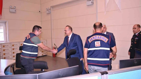 Vali Canbolat uygulama noktasında sürücülerle bayramlaştı