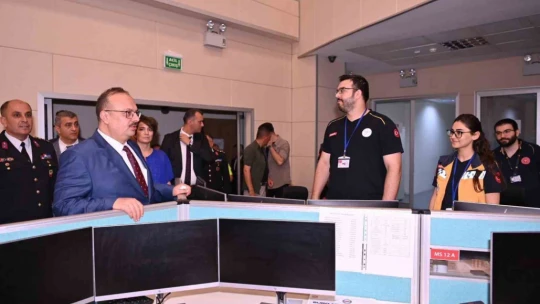 Vali Canbolat uygulama noktasında sürücülerle bayramlaştı