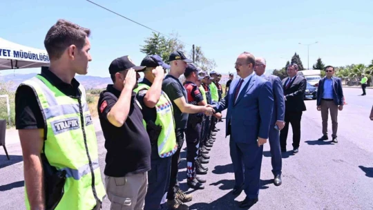 Vali Canbolat uygulama noktasında sürücülerle bayramlaştı