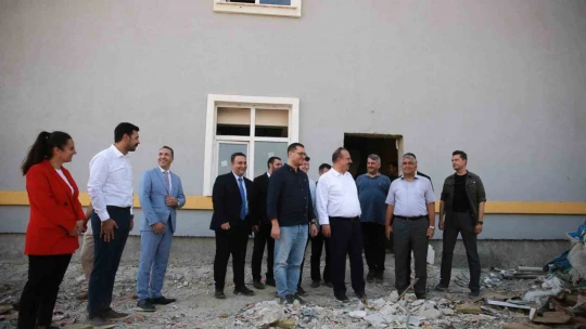 Vali Canbolat yapımı süren spor tesislerinde incelemelerde bulundu
