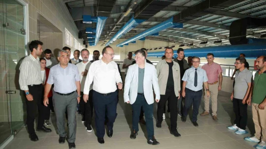 Vali Canbolat yapımı süren spor tesislerinde incelemelerde bulundu