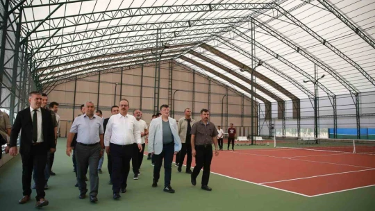 Vali Canbolat yapımı süren spor tesislerinde incelemelerde bulundu