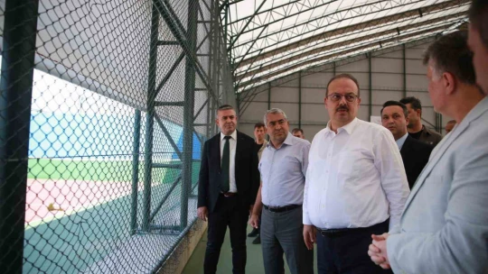Vali Canbolat yapımı süren spor tesislerinde incelemelerde bulundu