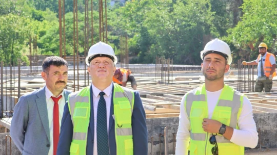 Vali Canbolat, yüzme havuzu inşaatını yerinde inceledi