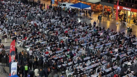 Vatandaşlar Aydın Büyükşehir Belediyesi'nin iftar sofralarında buluşuyor