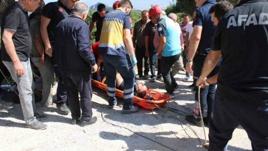 Virajı alamayan motosiklet uçuruma yuvarlandı