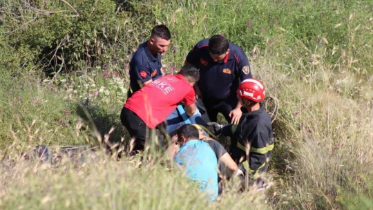 Virajı alamayan motosiklet uçuruma yuvarlandı