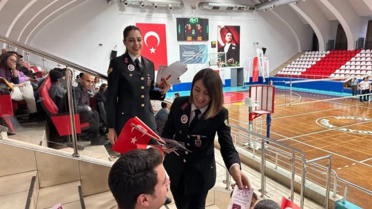 Voleybol maçında Jandarmadan Kadına Şiddet farkındalığı