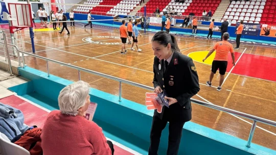 Voleybol maçında Jandarmadan Kadına Şiddet farkındalığı