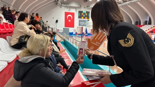Voleybol maçında Jandarmadan Kadına Şiddet farkındalığı