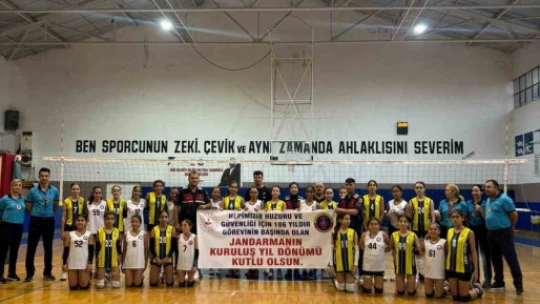 Voleybolcular, jandarmayı unutmadı
