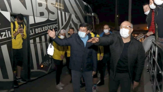 Lider, şampiyon gibi karşılandı