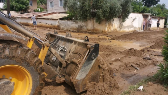Nazilli'de aşırı yağış asfaltları kaldırdı