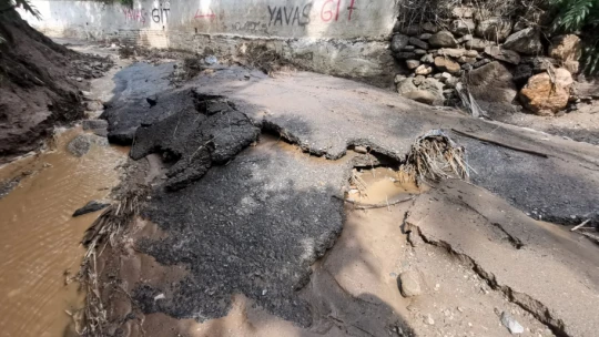 Nazilli'de aşırı yağış asfaltları kaldırdı