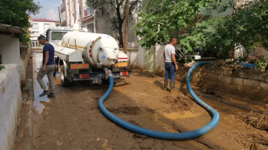 Nazilli'de aşırı yağış asfaltları kaldırdı