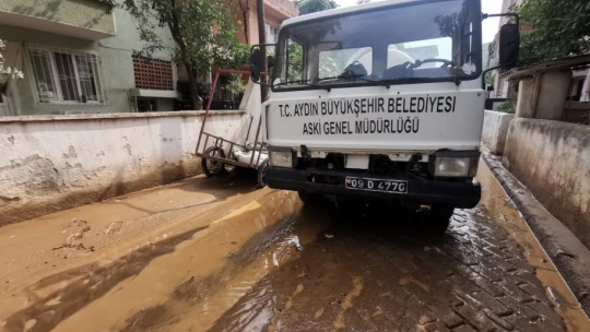Nazilli'de aşırı yağış asfaltları kaldırdı