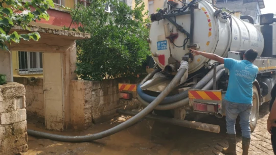 Nazilli'de aşırı yağış asfaltları kaldırdı
