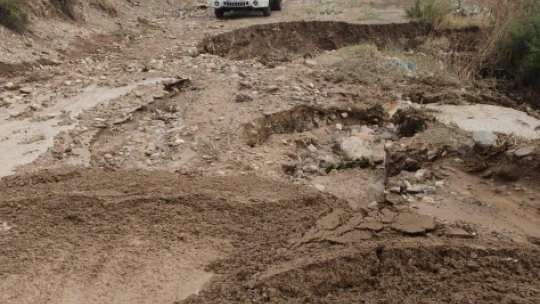 Selde mahsur kalan araçları Büyükşehir ekipleri kurtardı