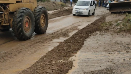 Selde mahsur kalan araçları Büyükşehir ekipleri kurtardı