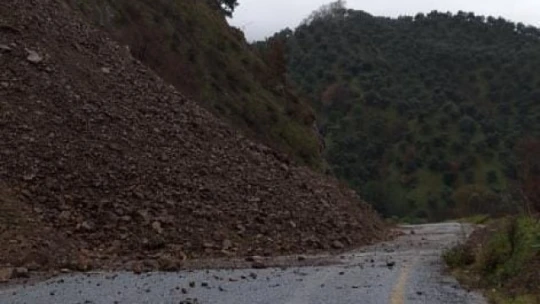 Yağmurdan kapanan yolu Büyükşehir ekipleri kısa sürede açtı