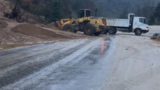 Yağmurdan kapanan yolu Büyükşehir ekipleri kısa sürede açtı