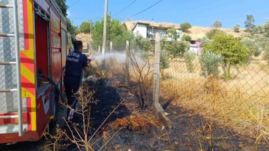 Yangın, itfaiyenin hızlı müdahalesiyle bahçeye sıçramadan söndürüldü