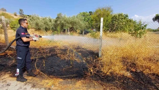 Yangın, itfaiyenin hızlı müdahalesiyle bahçeye sıçramadan söndürüldü
