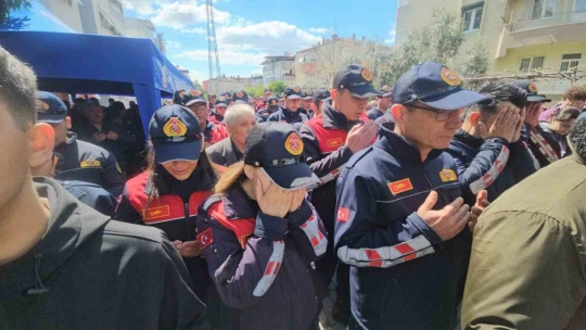 Yangında hayatını kaybeden anne ve 2 çocuğu son yolculuğuna uğurlandı