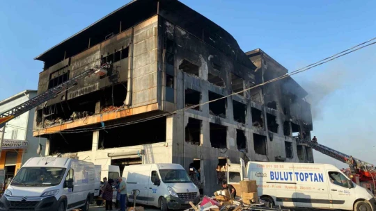 Yangından geriye yıkılan duvarlar kaldı