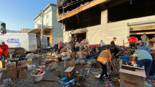 Yangından geriye yıkılan duvarlar kaldı