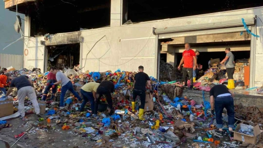Yangından geriye yıkılan duvarlar kaldı