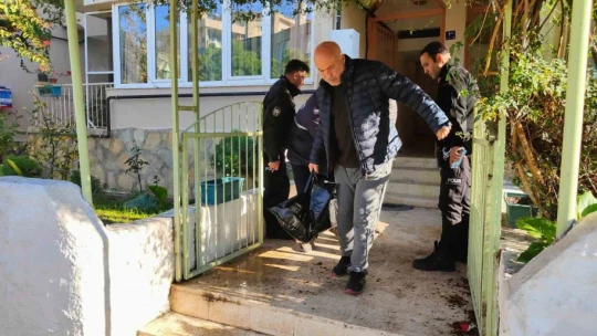Yaşlı adam evinde ölü bulundu