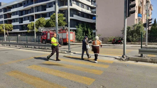 Yaya geçidini kullanan motosiklete servis aracı çarptı: 1'i ağır 2 yaralı