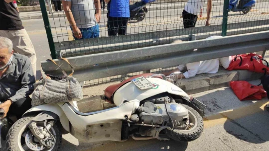 Yaya geçidini kullanan motosiklete servis aracı çarptı: 1'i ağır 2 yaralı
