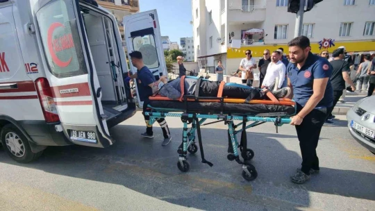 Yaya geçidini kullanan motosiklete servis aracı çarptı: 1'i ağır 2 yaralı