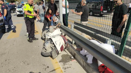 Yaya geçidini kullanan motosiklete servis aracı çarptı: 1'i ağır 2 yaralı