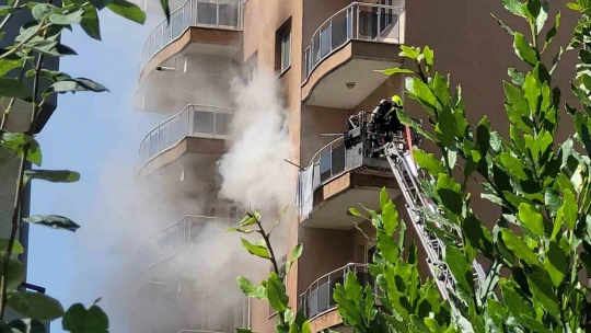 Yedi katlı binada yangın paniği, apartman tahliye edildi