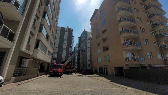 Yedi katlı binada yangın paniği, apartman tahliye edildi
