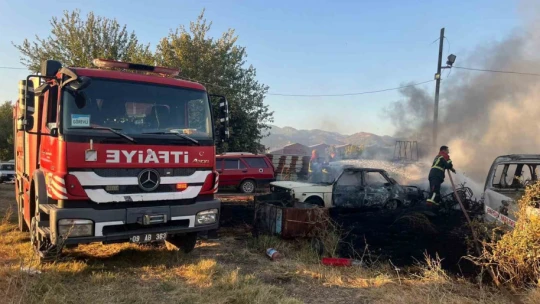Yediemin deposunda yangın çıktı, 5 otomobil 30 motosiklet yandı