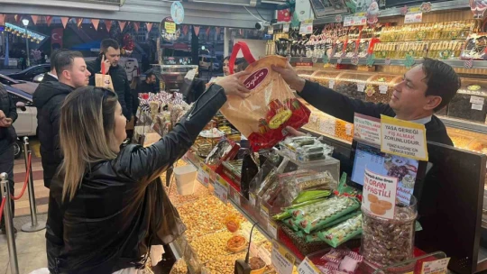 Yeni yıl öncesi kuruyemişçilerde yoğunluk yaşandı