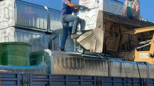 Yenipazar'a hibe edilen 60 yeni çöp konteynırı teslim alındı