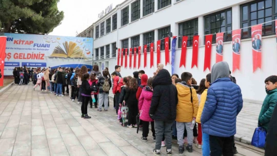 Yenipazar Belediyesi'nden ilçede yaşayan vatandaşlara kitap fuarı gezisi