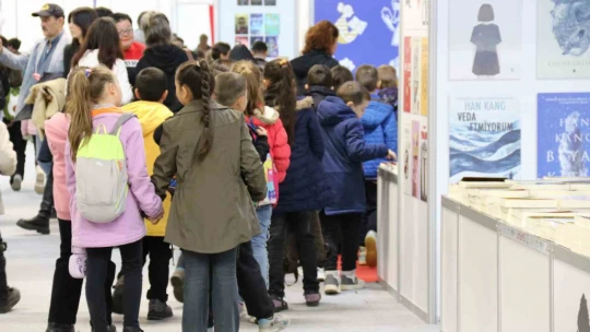 Yenipazar Belediyesi'nden ilçede yaşayan vatandaşlara kitap fuarı gezisi