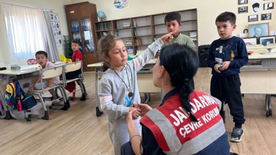 Yenipazar'da jandarma ekipleri tarafından öğrenciler bilgilendirildi