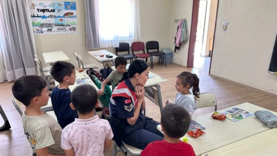 Yenipazar'da jandarma ekipleri tarafından öğrenciler bilgilendirildi