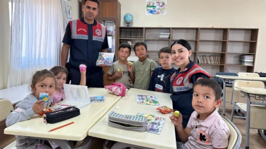 Yenipazar'da jandarma ekipleri tarafından öğrenciler bilgilendirildi