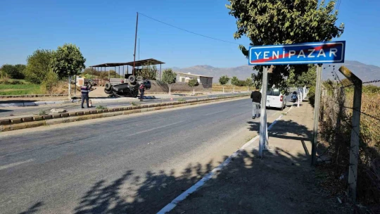 Yenipazar'da kamyonet takla attı: 2 yaralı