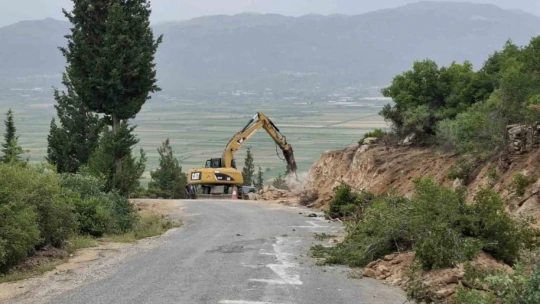 Yenipazar'da yol genişletme çalışmaları sürüyor