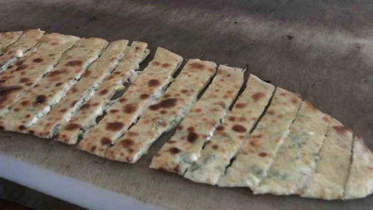 Yenipazar'daki pide ustalarından biri mektepli değerleri ise alaylı
