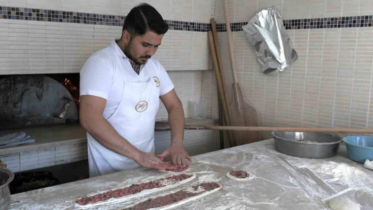 Yenipazar'daki pide ustalarından biri mektepli değerleri ise alaylı